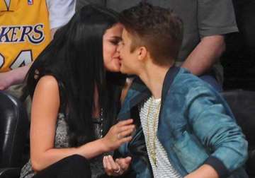 bieber gomez spotted kissing