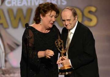 bob newhart gets standing ovation at emmy awards