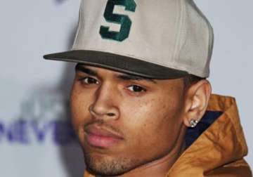 chris brown to remain on supervised probation