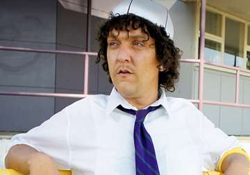 chris lilley plays 6 roles in hbo s angry boys