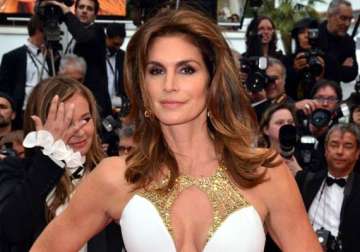 cindy crawford pulls children out of school due to health concerns
