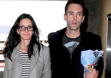 courteney cox engaged to johnny mcdaid