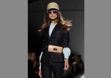 designer rachel zoe presents spring collection at ny fashion week