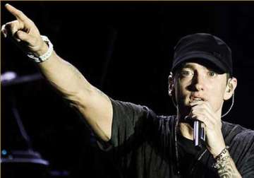 eminem wins artist of the year trophy at youtube awards