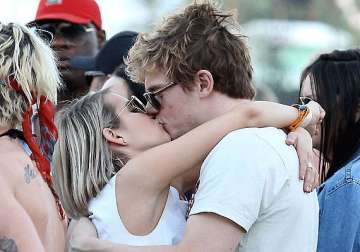 evan peters upsets emma roberts after their first kiss