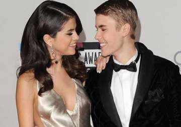 friends angry with gomez for reunitng with bieber