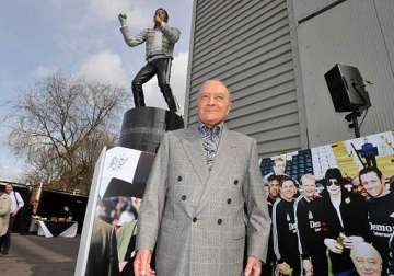 fulham wants mj s statue moved again