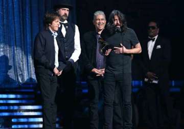 grammys 2014 cut me some slack wins best rock song award