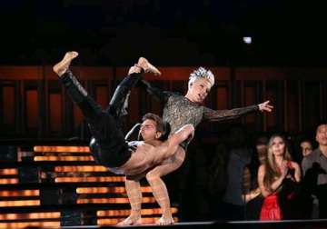 grammys 2014 how did pink flew through the air see pics