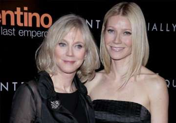 gwyneth paltrow moved by her mom s performance