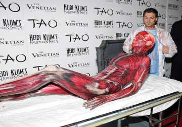 heidi klum dresses as dead body at annual halloween party