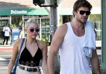 hemsworth s family supports his split from cyrus
