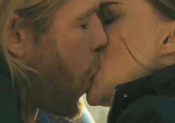 hemsworth s wife replaced portman in thor kissing scene