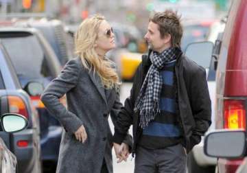 how kate hudson shared pregnancy news with fiance