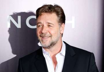 russell crowe suggests actresses to pick roles suiting their age