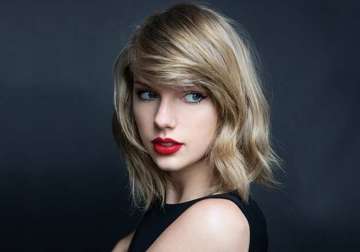 taylor swift donates 50 000 to fan to fight cancer
