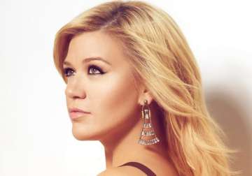 kelly clarkson drops hint about new album