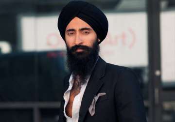 sikh american actor waris ahluwalia barred from boarding plane to new york due to turban