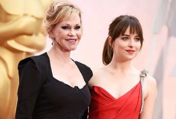 oscars 2015 why is dakota johnson miffed at her mother