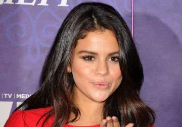selena gomez hates being tagged as bieber s girlfriend