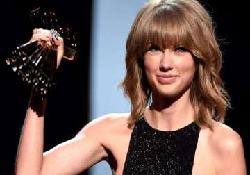 taylor swift rakes in four awards at mtv video music awards 2015