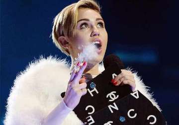 miley cyrus smokes joint on stage