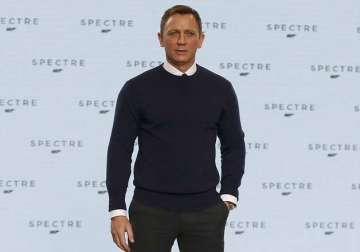 daniel craig suffers another injury on spectre set