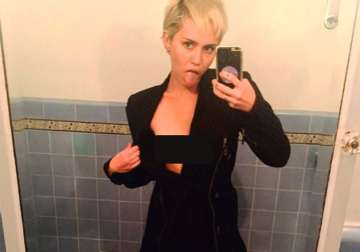 miley cyrus flashes flesh in impromptu photoshoot