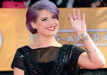 kelly osbourne faces flak for remarks on latino immigrants