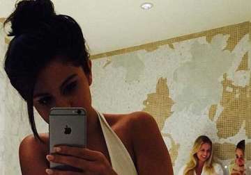 selena gomez shares selfie in underwear on instagram
