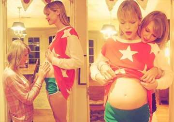 taylor swift to be godmother to jaime king s child