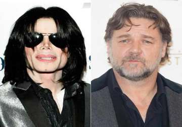 russell crowe recalls getting prank calls from michael jackson