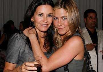 jennifer aniston throws bachelorette party for courteney cox