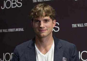 ashton kutcher compares newborn baby with a new cellphone