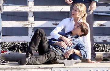 tom cruise collapses into cameron diaz s arms