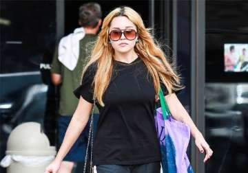 amanda bynes needs money willing to be a bartender