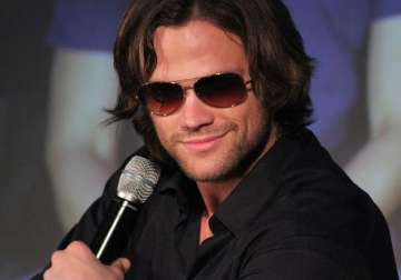 jared padalecki shows off abs for a cause