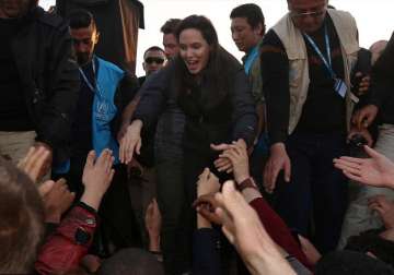angelina jolie meets isis victims in refugee camp