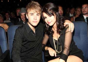 selena gomez defends relationship with justin bieber