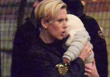 scarlett johansson makes first appearance with daughter