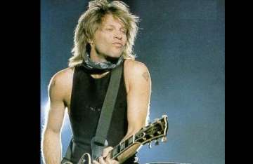 jon bon jovi injures leg at concert