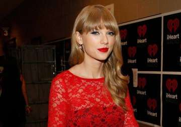 taylor swift feels she s too young to wed and have kids