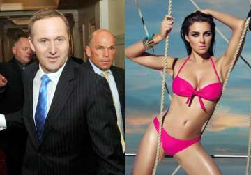 kiwi pm in hot water over liz hurley quip