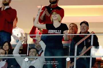 jennifer lawrence cheers for hometown basketball team