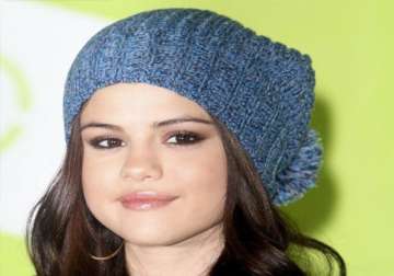 selena gomez spends time with cancer patients at a children hospital