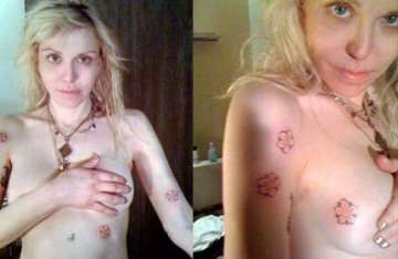 courtney love strips off on twitter