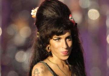 amy winehouse statue unveiled in london
