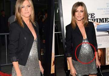 jennifer aniston sparks off pregnancy rumours after spotted with baby bump