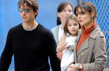 suri cruise plays up for the cameras