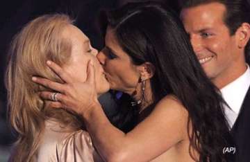 meryl streep sandra bullock kiss and make up after mock rivalry